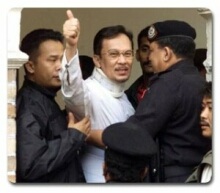 Anwar_Ibrahim_and_police.jpg